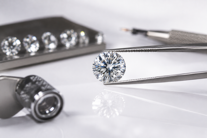 Comment sont fabriqués les diamants de laboratoire ? Explications sur les méthodes HPHT et CVD