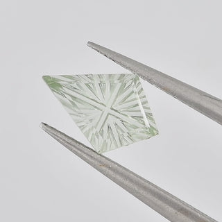 Lab-Grown Green Sapphire kite 7 x 10 mm Faelight Cut video, turning to show the starburst flashes