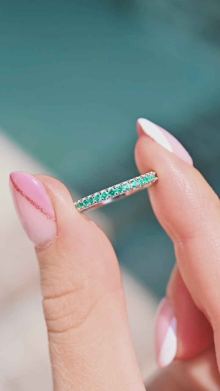 Minimalist Emerald Wedding Band in Sterling Silver (2mm)