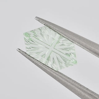 Lab-Grown Green Sapphire long hexagon 5 x 9 mm Faelight Cut video, turning to show the starburst flashes