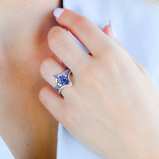 Skye Kite cornflower sapphire ring set in black ruthenium worn on a model's hand
